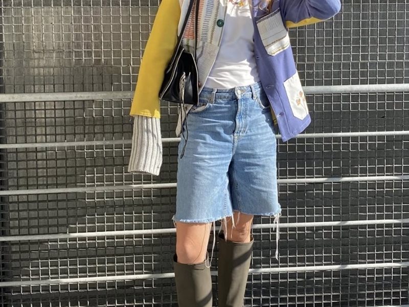 	الجرأة تلتقي الأناقة: صيحة الشورت مع البوت تتصدر هذا الموسم