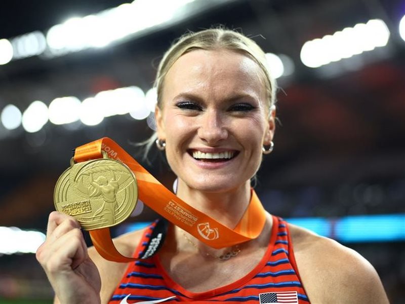 مون تخطف الأضواء في طوكيو بقفزة بلغت 4.90 أمتار