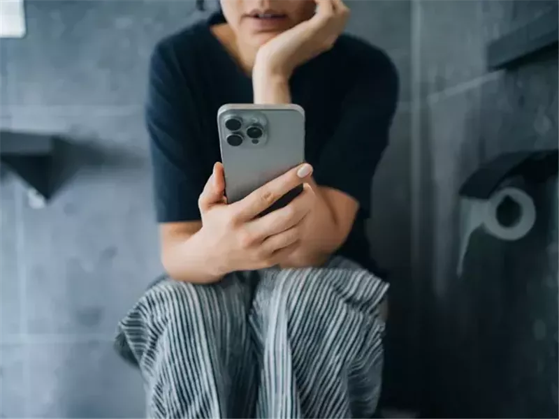 دراسة: استخدام الهاتف في الحمام قد يزيد خطر الإصابة بالبواسير بنسبة 46%