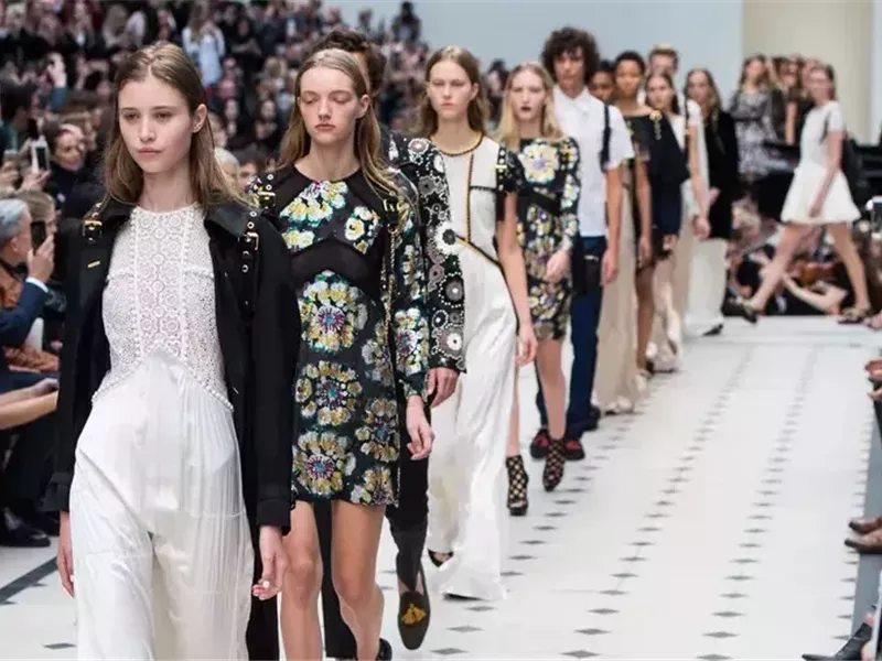 جدول أسبوع لندن للموضة صيف 2026: عروض عالمية وشراكات لافتة تضيء العاصمة البريطانية