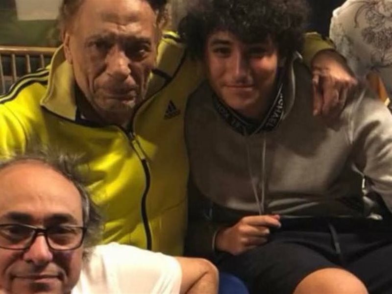 وحشتنا يا زعيم.. أكرم السعدني ينشر صورة جديدة مع عادل إمام
