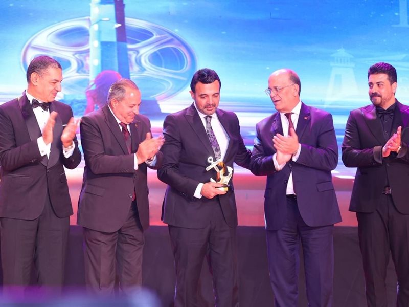 عمرو محمود ياسين يستلم جائزة والده في افتتاح مهرجان بورسعيد