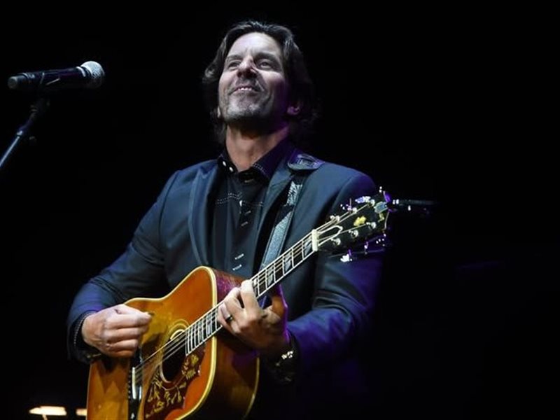 وفاة مؤلف الأغاني الأمريكي بريت جيمس في حادث تحطم طائرة