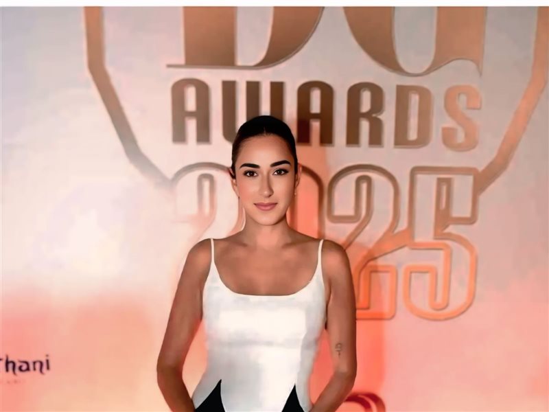  أمينة خليل تُجسد الأناقة الكلاسيكية بفستان أبيض وأسود ف في دير جيست 2025