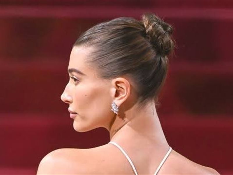  إطلالة عصرية بخطوة واحدة: تسريحة (chic Bun )تتألق في خريف 2025