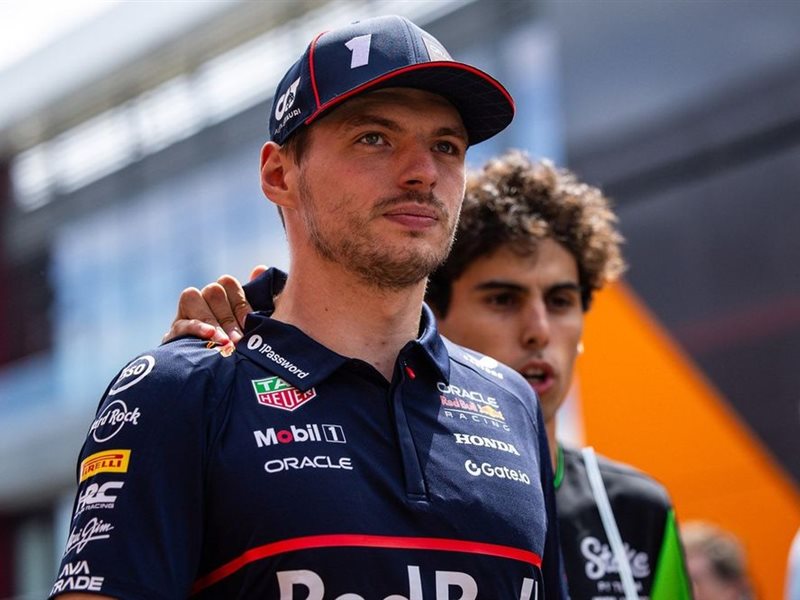 فيرستابن ينتزع قطب الانطلاق الأول في تجارب مثيرة بجائزة أذربيجان