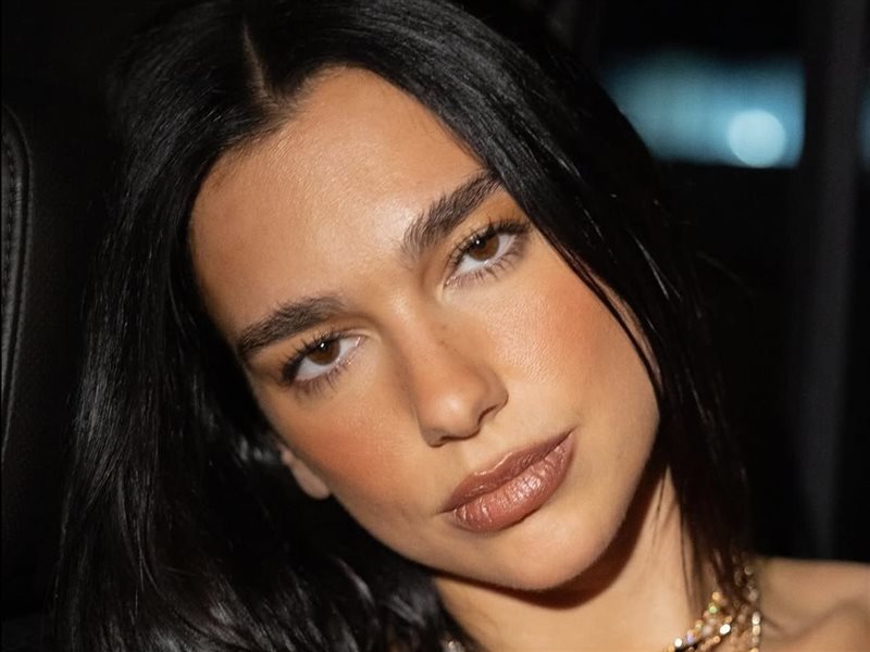 دوا ليبا تتألق بمجوهرات Serpenti من بولغاري في احتفال Harper’s Bazaar Icons