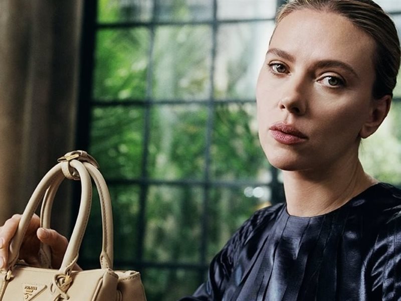 إطلالة خيالية: سكارليت جوهانسون وجه برادا في رؤية سينمائية جديدة