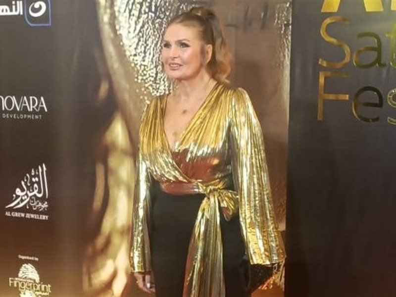 يسرا وأحمد العوضي على السجادة الحمراء لحفل مهرجان الفضائيات العربية