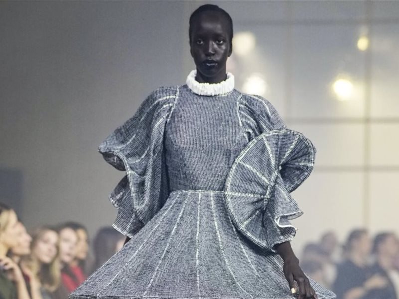 	edeline lee تخطف الأنظار في أسبوع الموضة بلندن بعرض “The Circus” المفعم بالحركة