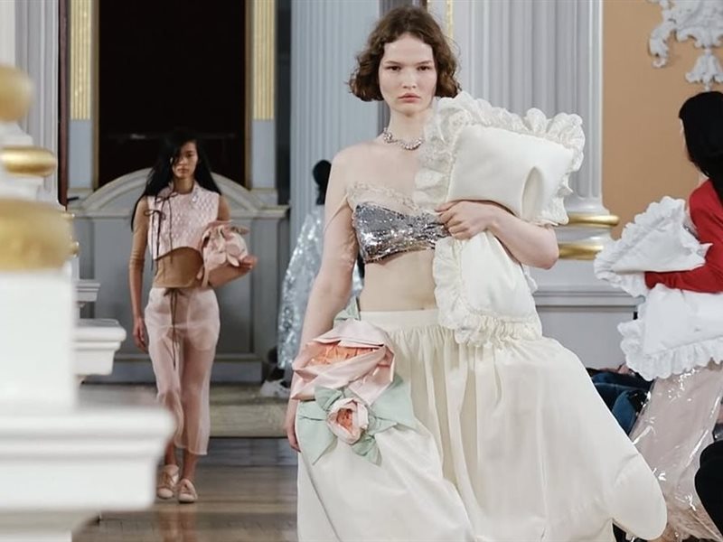  	سيمون روشا تأسر الخيال في عرضها بأسبوع الموضة في لندن