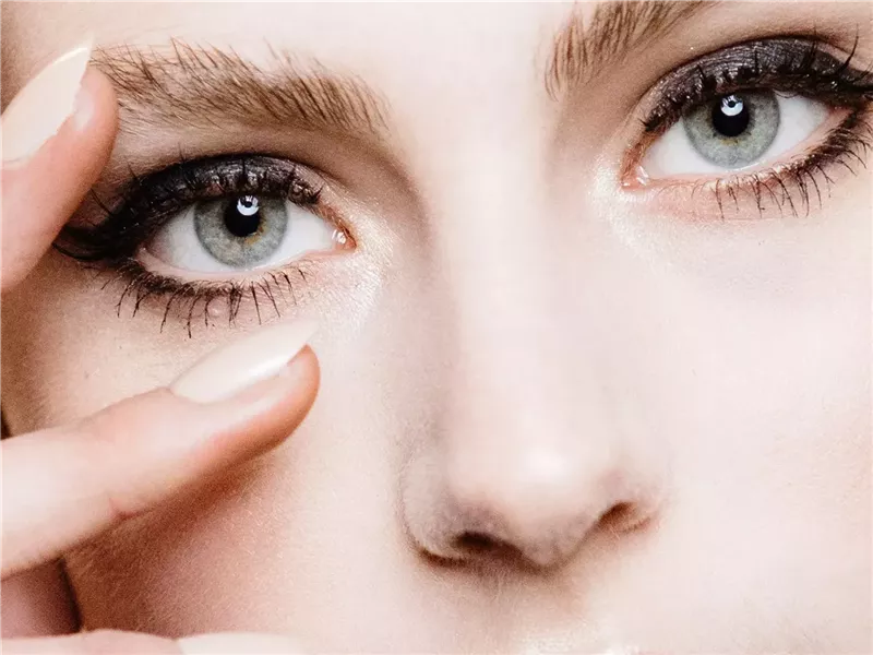 لعيون جذابة.. إليكِ الطريقة الصحيحة لاستخدام الماسكارا 