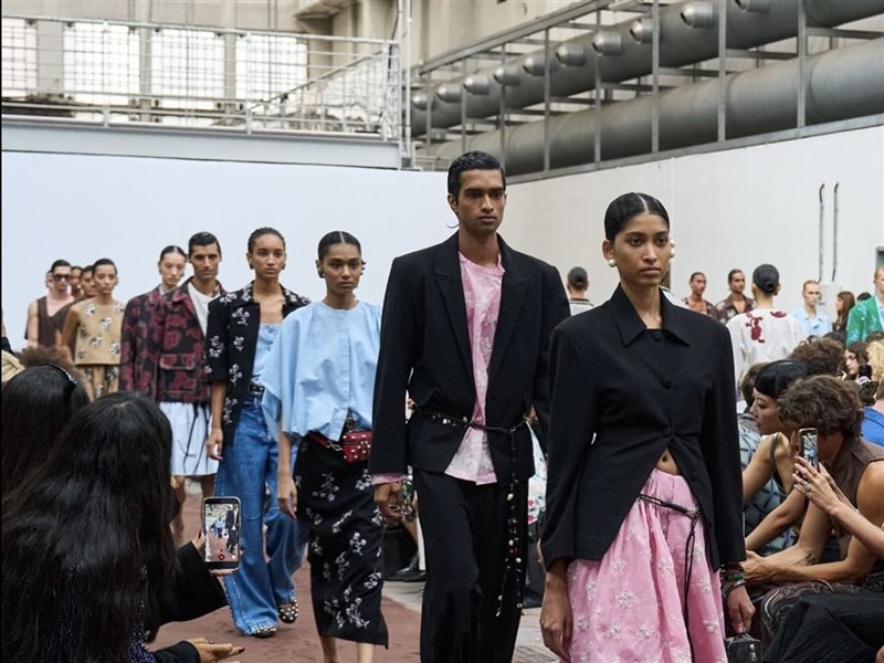 Dhruv Kapoor يقدّم رؤية متجددة لربيع/صيف 2026 في اسبوع الموضة في ميلانو