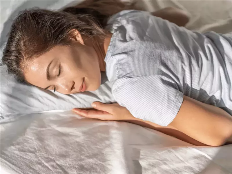 هل تنام على بطنك؟.. عادة يومية تسبب التجاعيد وتؤثر على شباب بشرتك