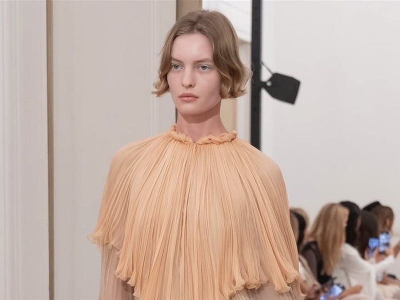 ألبرتا فيريتي تخطف الأنظار بإطلالات أنثوية راقية في أسبوع ميلانو للموضة