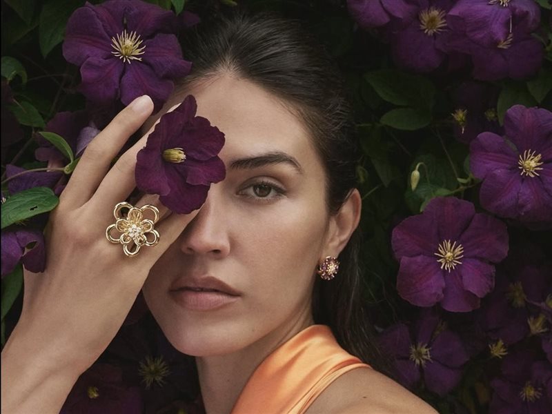 دار فان كليف آند آربلز تكشف عن مجموعتي “فلور دو هاواي” و”فلاورليس” في قصر دومفريز التاريخي