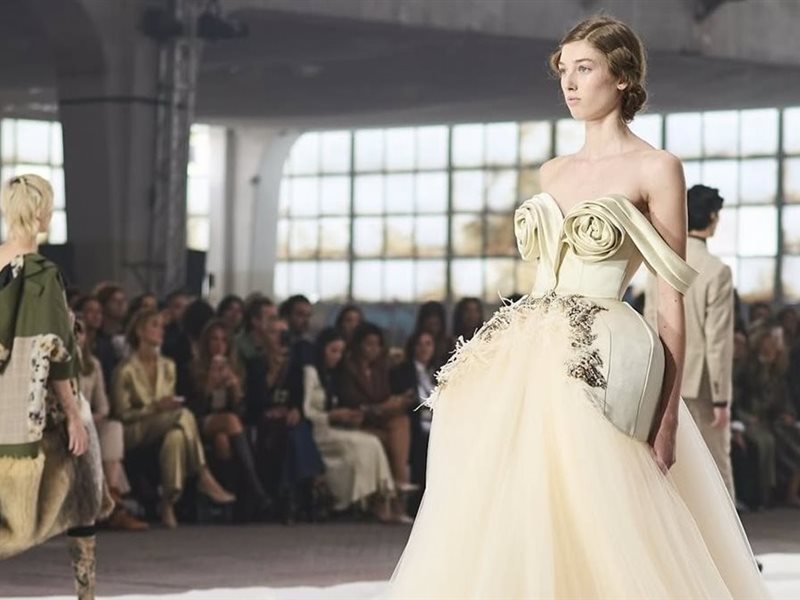 أنطونيو ماراس يزيح الستار عن مجموعته النسائية لربيع/صيف 2026 في اسبوع الموضة في ميلانو
