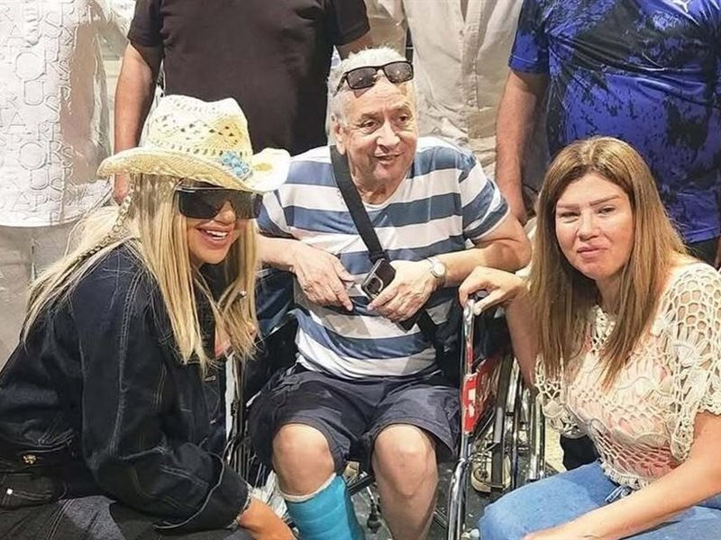 إصابة المخرج عمر عبد العزيز بكسر في القدم