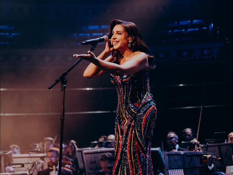 صورة العمر الجديد.. أنغام تستمر في إحتفالها بوقوفها على مسرح رويال ألبرت هول