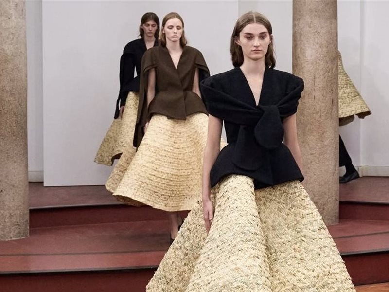 إطلالات مبتكرة تحمل توقيع institution_official خلال أسبوع الموضة في ميلانو