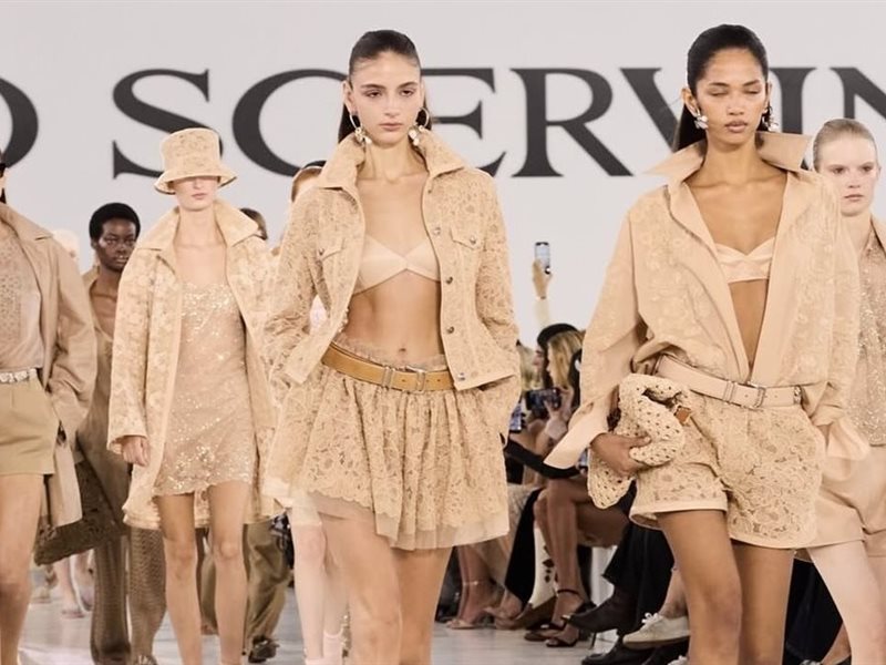 إرمّانو شيرفينو يسرق الأضواء في أسبوع الموضة بميلانو لموسم ربيع/صيف 2026