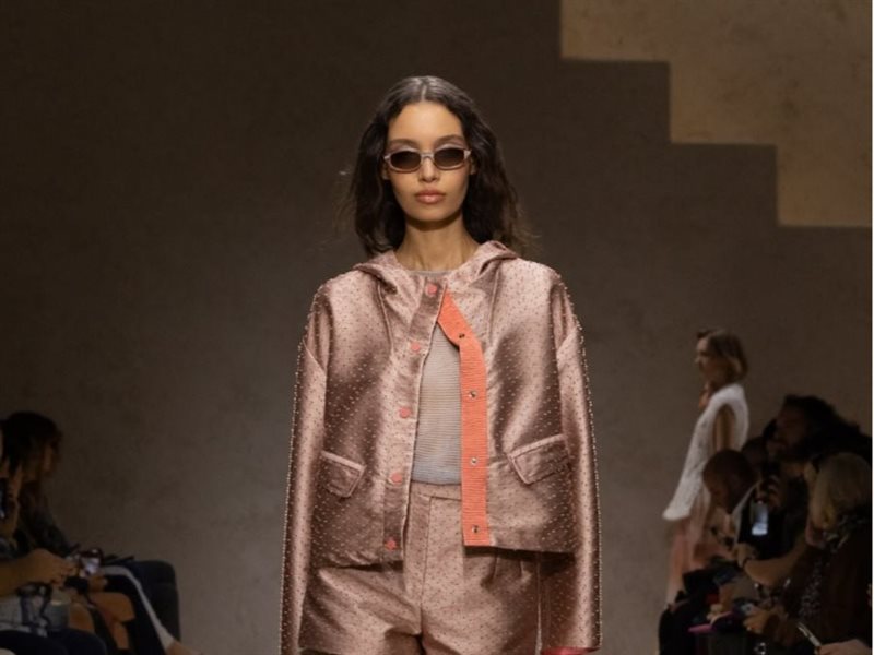  أزياء 2026 من Emporio Armani: خفة السفر وأناقة العودة