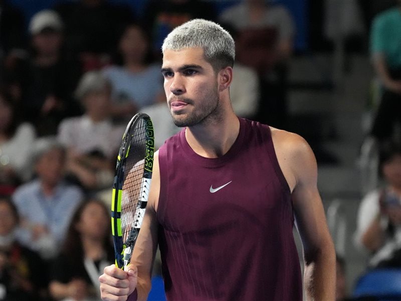 مخاوف الإصابة لا تمنع ألكاراز من تحقيق الفوز على بيرغز