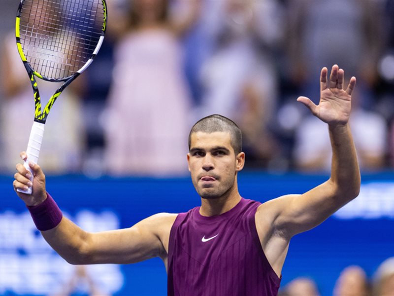 ألكاراز يواصل تألقه ويعزز سجله في بطولة طوكيو