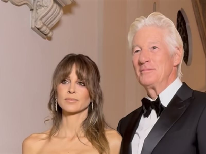 لحظة أيقونية في ميلانو: الثنائي لورين هاتون وريتشارد غير يكرمان إرث جورجيو أرماني