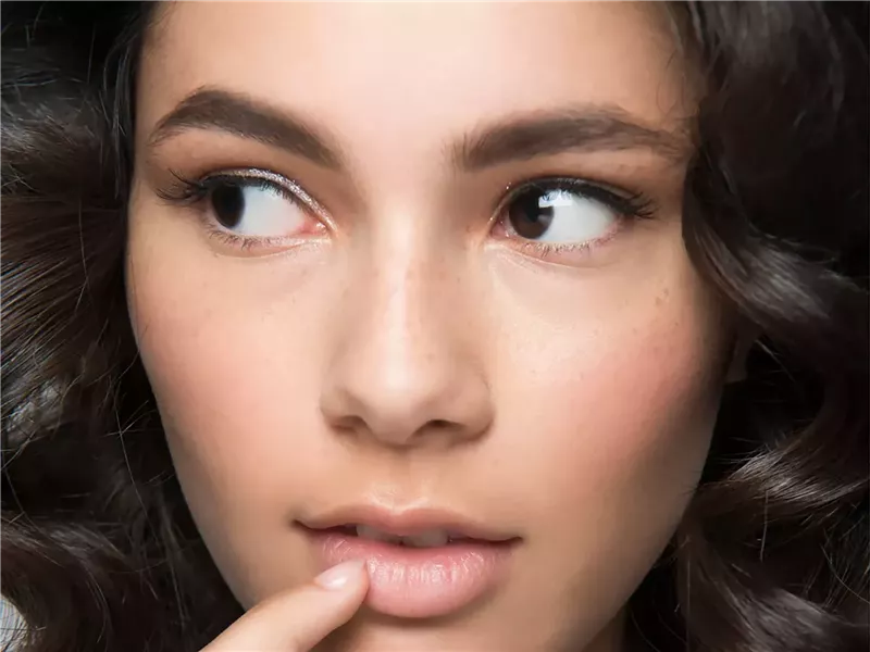 لأصحاب الجفون المبطنة.. إليك أفضل طريقة لوضع ظلال العيون