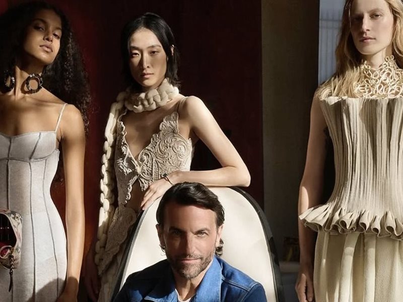 نيكولا غيسكيير يمزج الفخامة بالراحة في أحدث مجموعات لويس فويتون في اسبوع الموضة في باريس