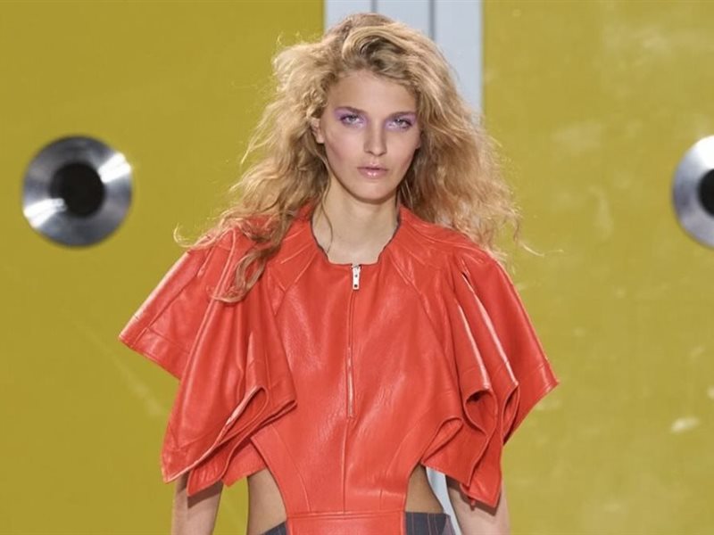 دار زومر تحتفي بالحيوية والألوان الزاهية في اسبوع باريس للموضة