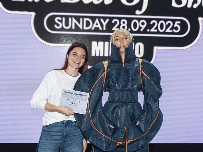 فرانشيسكا دي فازيو تفوز بجائزة YKK في Milano Moda Graduate 2025