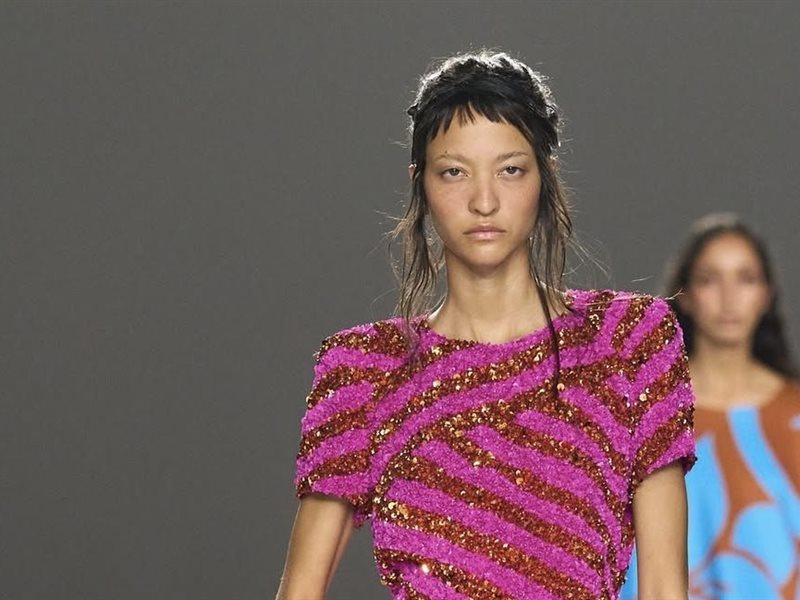 جوليان كلاوسنر يترجم سحر الطبيعة إلى أناقة عصرية في أولى عروض Dries Van Noten بباريس