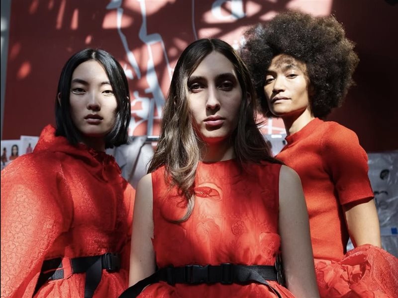 كواليس مفعمة بالأناقة: Cecilie Bahnsen ترسم ملامح ربيع/صيف 2026 في باريس