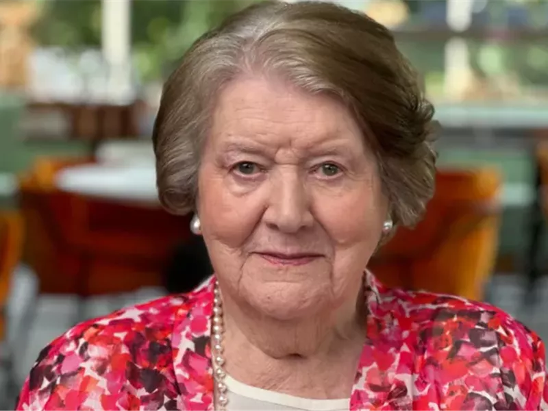 وفاة النجمة البريطانية باتريشيا راوتليد عن عمر ناهز 96 عامًا