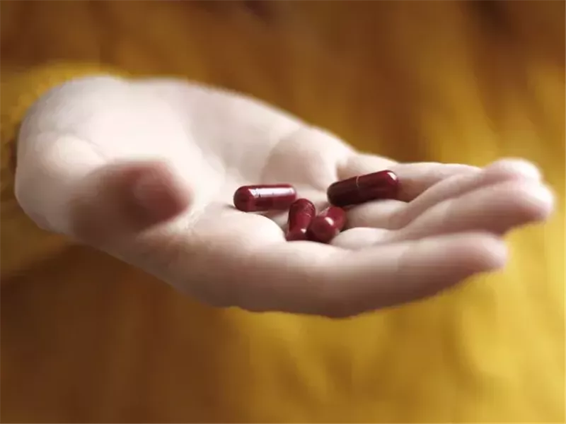 رغم فوائده الصحية المتعددة.. 7 آثار جانبية لتناول مكملات الحديد يوميًا