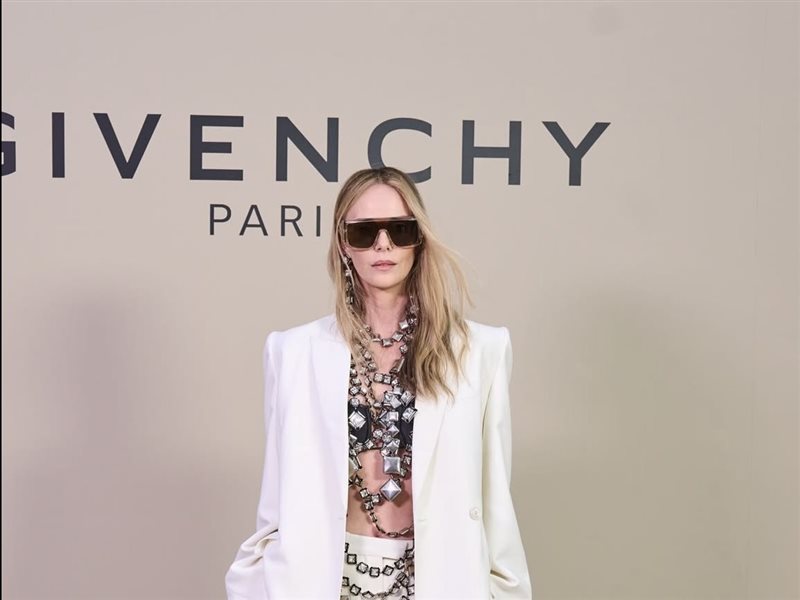 النجوم يتألقون في عرض جيفنشي لربيع وصيف 2026 ضمن أسبوع باريس للموضة
