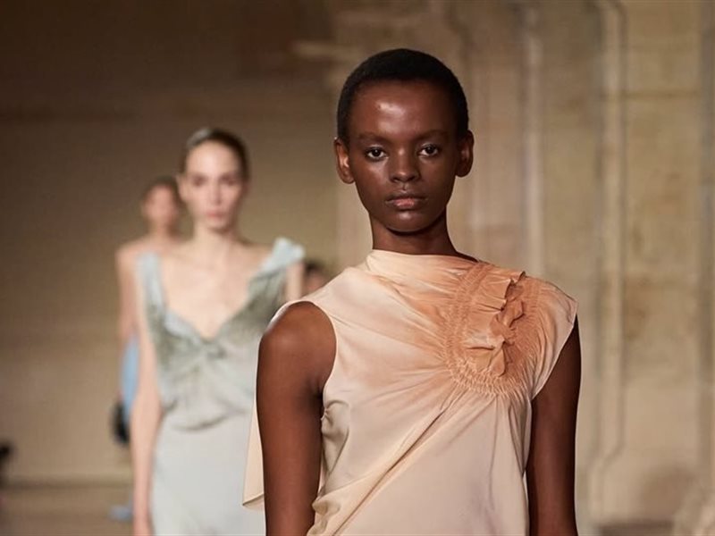 فيكتوريا بيكهام تُعيد اكتشاف الأنوثة في عرض ربيع وصيف 2026 ضمن أسبوع باريس للموضة