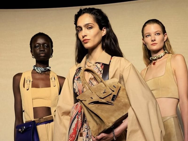 Hermès تستعرض أناقة خالدة بمشاركة نجمات المنصات في أسبوع الموضة بباريس