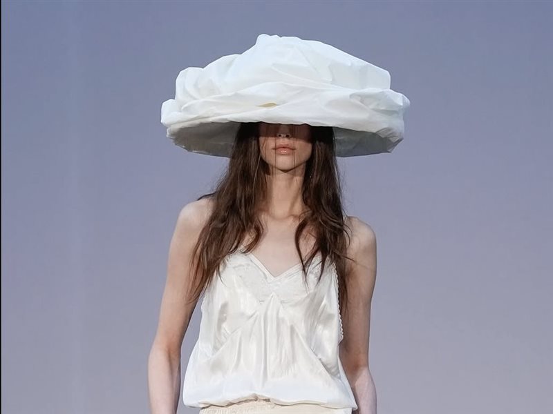 ماجدا بوترِم تمزج بين الرومانسية والقوة في عرض ربيع وصيف 2026 ضمن أسبوع باريس للموضة