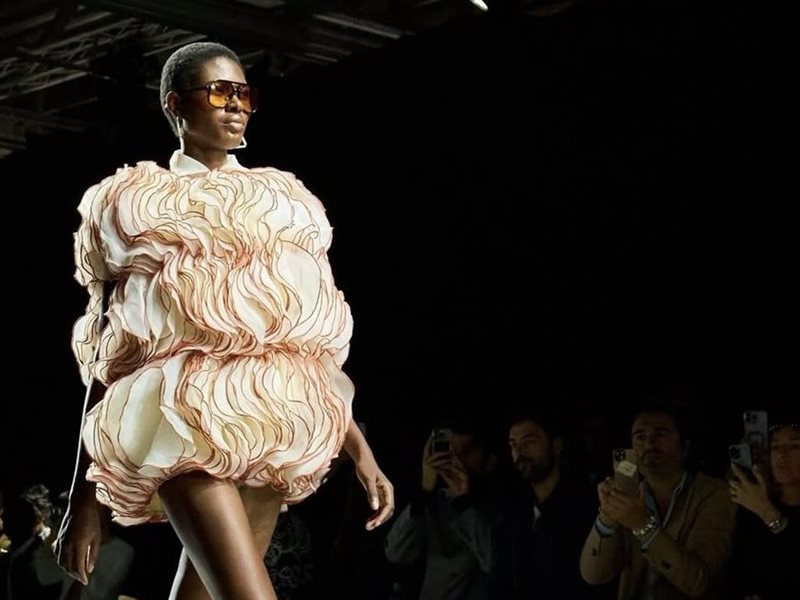 أسبوع ميلانو يختتم بإبداع غير تقليدي يعكس جرأة المصمم النيجيري طوكيو جيمس