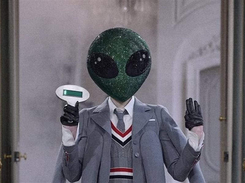 الخيال العلمي يدخل عالم الموضة: Thom Browne يوقّع عرضاً مستقبلياً يسرق الأضواء في باريس