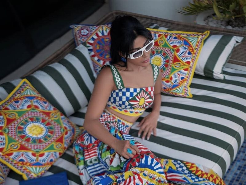  مهيرة عبد العزيز تخطف الأنظار بإطلالة صيفية من Dolce & Gabbana