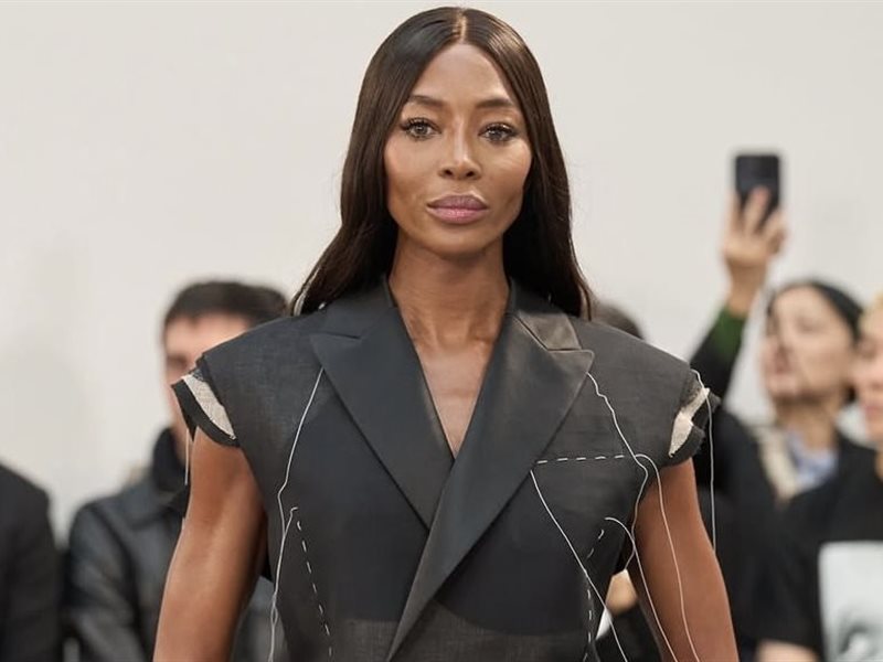 نعومي كامبل تخطف الأضواء في عرض Sacai لربيع وصيف 2026 ضمن أسبوع باريس للموضة