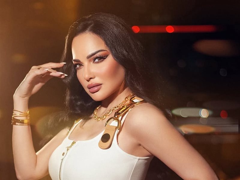 صفاء سلطان تتألق بالأبيض والذهبي في احدث جلسة تصوير