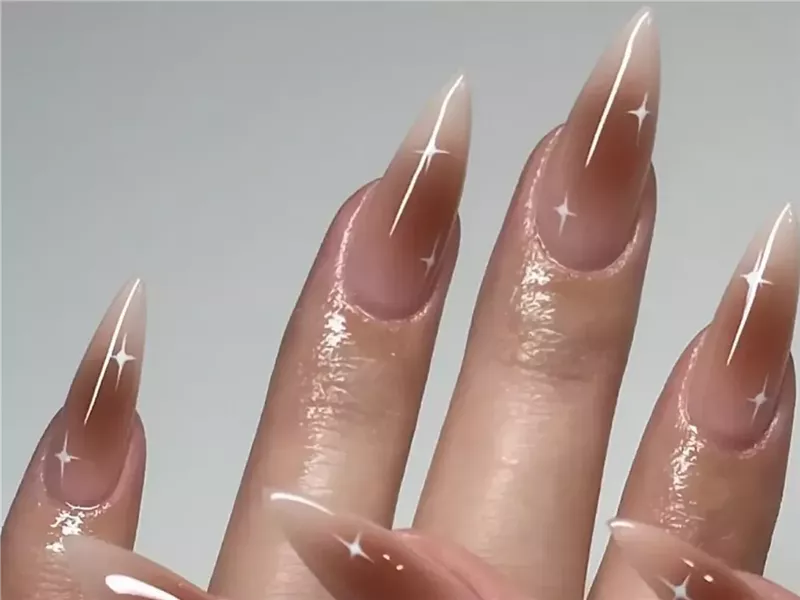 من الإسبريسو إلى الشوكولاتة الداكنة.. إليك أبرز صيحات أظافر خريف 2025