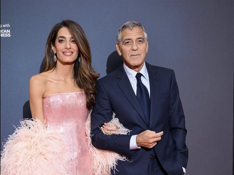	أمل كلوني تخطف الأنظار بأناقة كلاسيكية في مهرجان لندن السينمائي إلى جانب جورج كلوني