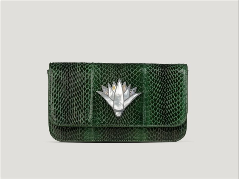 الملكة رانيا تختار حقيبة كلتش «لوتس» من نونيز خلال زيارتها لمعان: رمزية مصرية وأناقة عربية