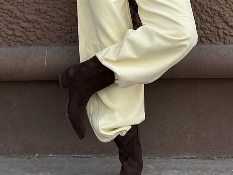 عودة جريئة لأسلوب التسعينيات: موضة Baggy jeans in boots تكتسح الشوارع